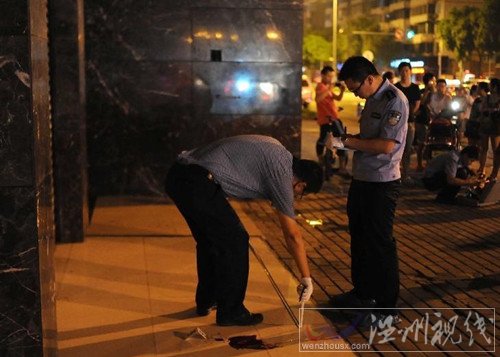 警方正在對(duì)現(xiàn)場(chǎng)進(jìn)行取證