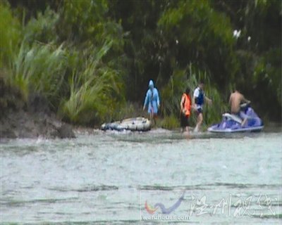 遇險的三人被騎摩托艇男子送回岸邊