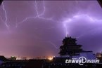 西安1日凌晨雷雨大風來襲 一工地塔吊被刮倒致4死
