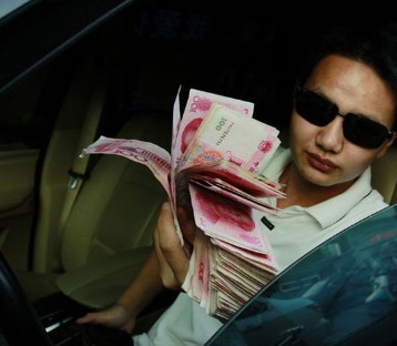 湖南婁底炫富男示愛(ài)干露露 寶馬車(chē)上貼我愛(ài)你干露露