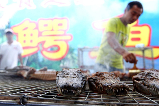 廣西南寧美食節(jié)生烤鱷魚