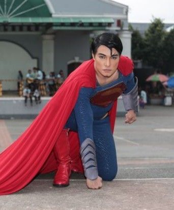 菲律賓男子整容13次成超人