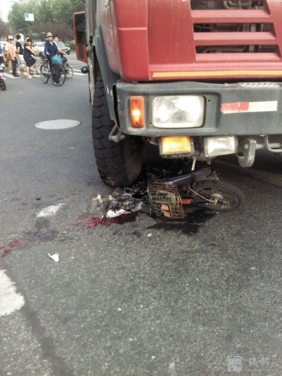 杭州學(xué)院路車禍現(xiàn)場(chǎng)圖片