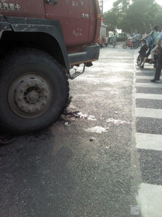 杭州學(xué)院路車禍現(xiàn)場(chǎng)圖片