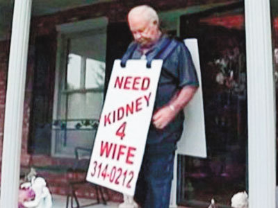 為救老伴街頭求腎一年 美國8旬老漢背著牌子街頭求腎一年