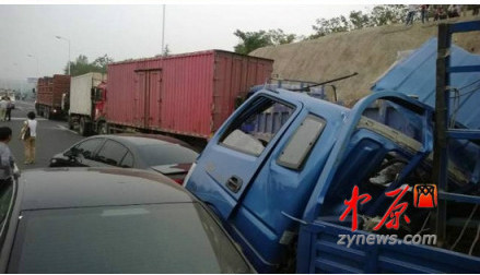 鄭少高速多車發生追尾車禍