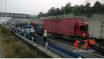 10輛車發生連環追尾車禍