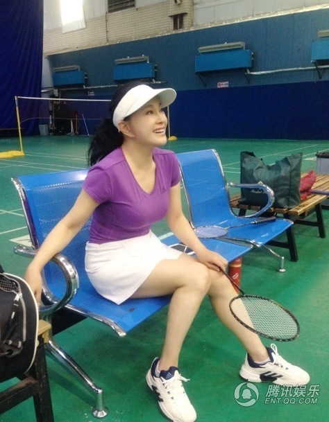 劉曉慶素顏打羽毛球