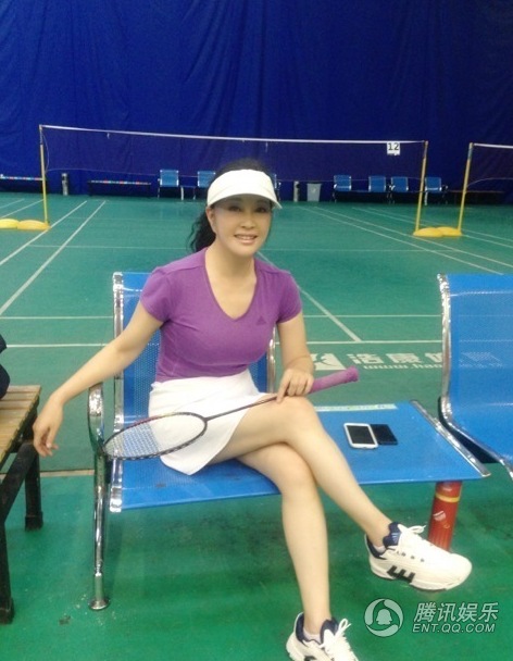 劉曉慶素顏打羽毛球