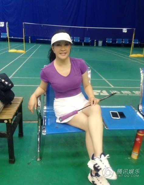 劉曉慶素顏打羽毛球