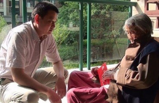 看望百歲老人PS照片