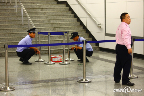 西安地鐵站因一盒蛋糕引虛驚 出入口臨時(shí)關(guān)閉