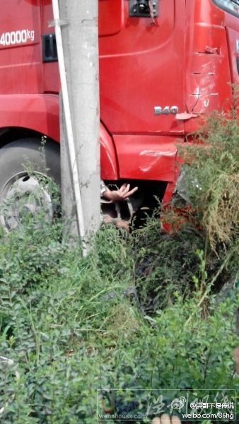 男友推開女友自己遇難