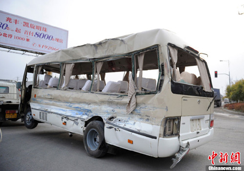 客車側(cè)翻后造成車內(nèi)多人死傷