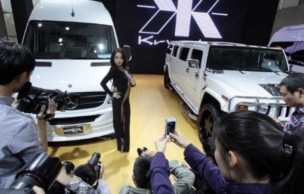 鄒晶晶車展真空上陣