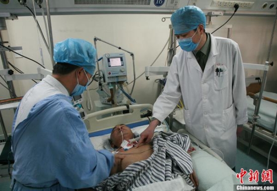 湖州星匯半島跳樓女獲救，湖州保安李迎福徒手接人受傷致高位截癱。