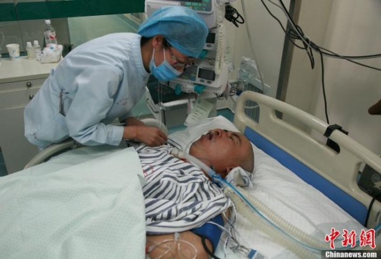 湖州星匯半島跳樓女獲救，湖州保安李迎福徒手接人受傷致高位截癱。