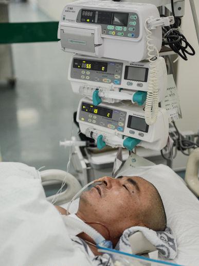 湖州星匯半島跳樓女獲救，湖州保安李迎福徒手接人受傷致高位截癱。