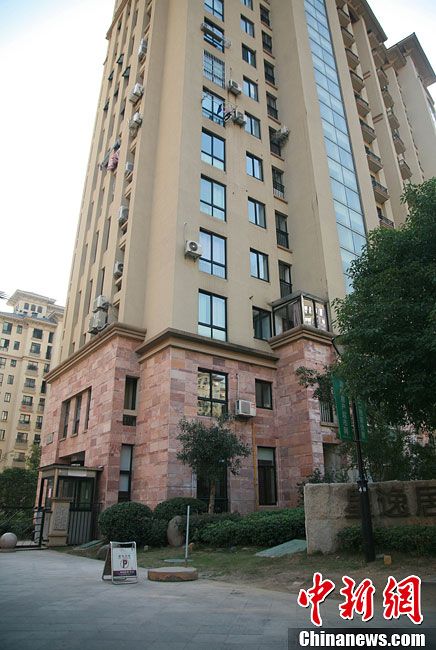 湖州星匯半島跳樓女獲救，湖州保安李迎福徒手接人受傷致高位截癱。