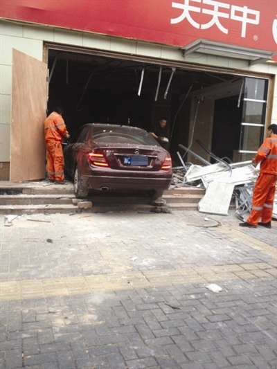 奔馳沖進(jìn)中洲大廈