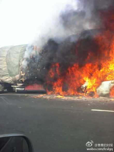 京滬高速泰安段發生車禍