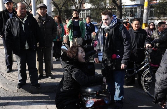 外國小伙扶摔倒女被訛報道不實