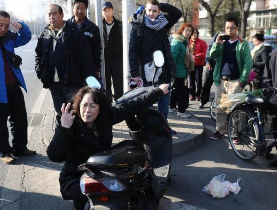 外國小伙扶摔倒女被訛報道不實