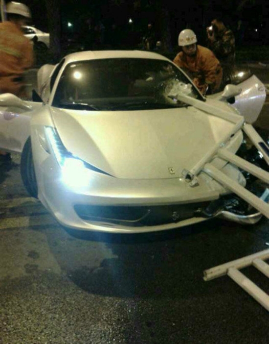 南寧法拉利撞護(hù)欄車(chē)禍現(xiàn)場(chǎng)圖片