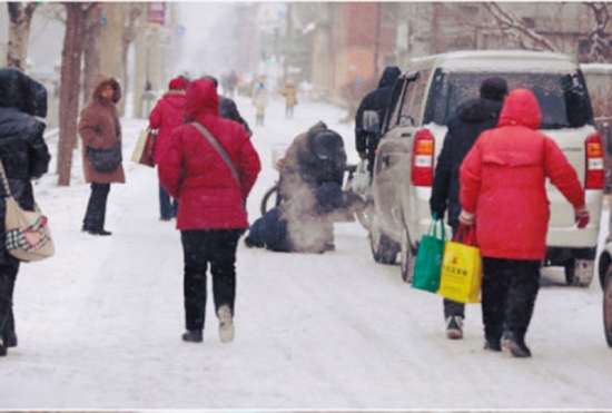 沈陽大爺雪中被撞倒不訛人