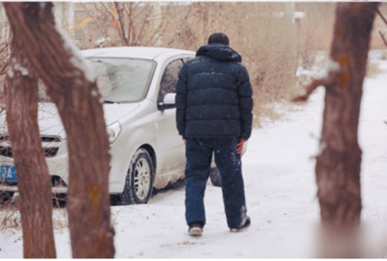 沈陽大爺雪中被撞倒不訛人