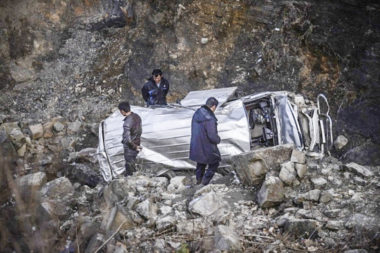 祿勸縣車禍原因路面結冰七座面包車超載側翻墜崖