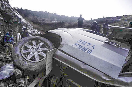 祿勸縣車禍原因路面結冰七座面包車超載側翻墜崖