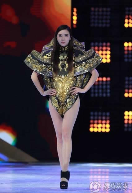 周韋彤披黃金甲走秀