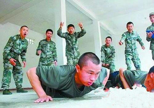 南京軍區(qū)俯臥撐比賽樊特赟做2902個俯臥撐