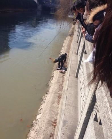 海鹽小伙下河救人