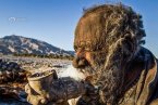 伊朗80歲老人60年不洗澡 頭發長了用火燒