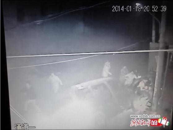 面包車撞向人群的畫面