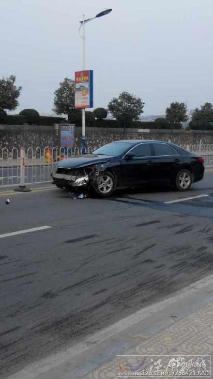 轎車前部嚴(yán)重受損