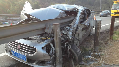 護欄將整個車身刺穿