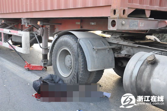 男子被壓在車輪下