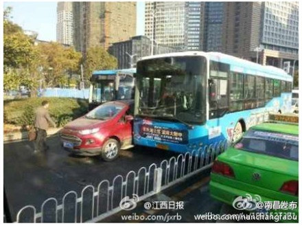 南昌會展路車禍