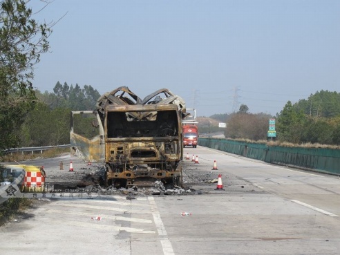 載18輛商品車燒毀在高速