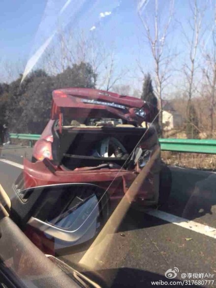 轎車追尾后撞在護欄上