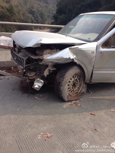 吉普車(chē)車(chē)頭都撞垮了