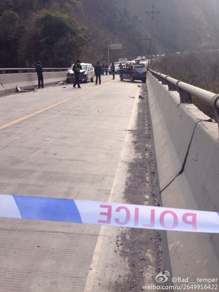 車(chē)禍現(xiàn)場(chǎng)已經(jīng)拉起警戒線