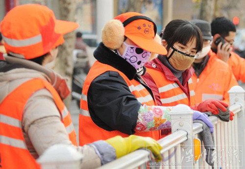 金華公務員在街上打掃