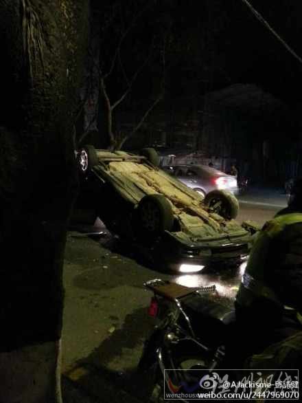 轎車整個車身都翻過來了