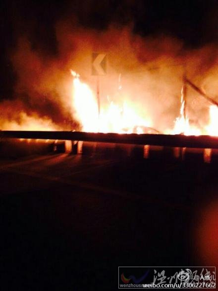 高速收費站著火圖片