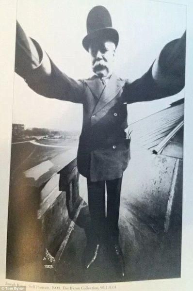 105年前紳士自拍照