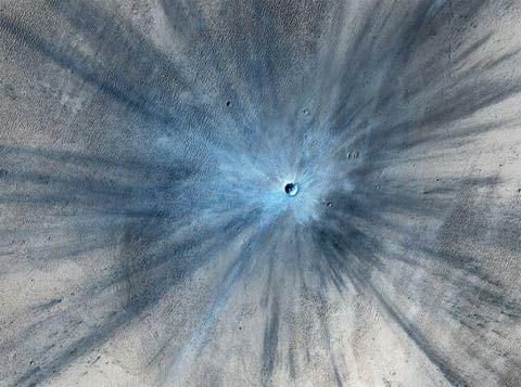 好奇號(hào)最新火星照片：美國(guó)好奇號(hào)火星探測(cè)器拍攝到火星隕石坑